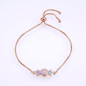 Nahaufnahme des roségoldenen Bolo-Armbands mit Zirkonia-Bonbon und lila Opal-Sternen