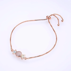 Detailansicht eines Roségold-Armbands in Süßigkeitenform mit Zirkonia und Opal-Inlay