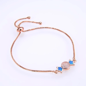 Detail von Roségold-Armband mit Mikro-Zirkonia und blauen synthetischen Opal-Akzenten