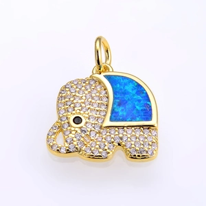 Vista dettagliata del ciondolo elefante con intarsi in opale blu e zirconi brillanti