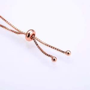 Details des Box-Chain-Armbands in Roségold mit verstellbarem Bolo-Verschluss und Politur