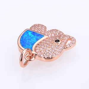 Dettaglio del ciondolo koala in oro rosa con opale blu e intarsio di zirconi