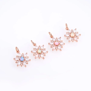 Detalle de cuatro colgantes de girasol en oro rosa con piedras de opale de colores