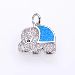 Ciondolo elefante in argento con zirconi bianchi e intarsio in opale blu su sfondo bianco