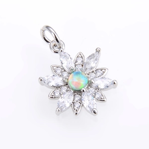 Colgante de flor plateado con opalo central y pétalos de piedras circonitas claras