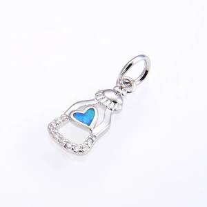 Ciondolo biberon in argento con opale a cuore blu e dettagli in zirconi cubici