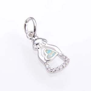 Ciondolo Claddagh a cuore in opale con brillanti accenti di zirconi cubici