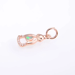 Dettaglio del ciondolo a cuore in opale oro rosa con accenti in zircone bianco