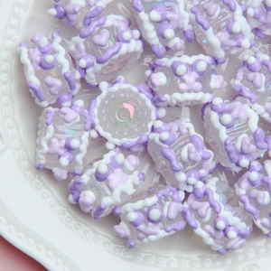 Détails macro de perles nacrées avec reliefs floraux 3D pour la création de bijoux