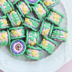 Gros plan de perles en résine rose avec reliefs floraux et motifs de cœur en plat