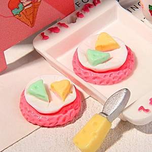 Miniatur-Dessertkuchen aus Harz mit kleinem Spatel und Tablett für DIY-Basteln