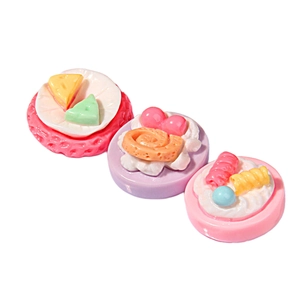 Dreiteiliges Set Simulations-Dessert-Miniaturen mit bunten Kuchen und Wirbelgebäck
