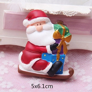 5x6.1cm Santa Claus on sleigh resin ornament with gift box for Christmas decor