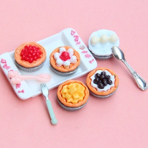 Miniatur Harz Dessert Set mit fünf Törtchen, Tablett und Besteck für DIY Puppenhaus Deko