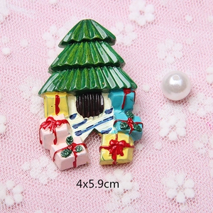 Detail of Christmas tree resin magnet with colorful gift boxes, size 4x5.9cm