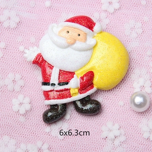 Macro detail of Santa Claus resin fridge magnet with glitter finish and 6x6.3cm size