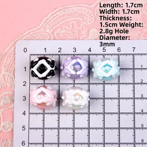 Macro de perles colorées avec relief de résille blanche sur une plaque de mesure