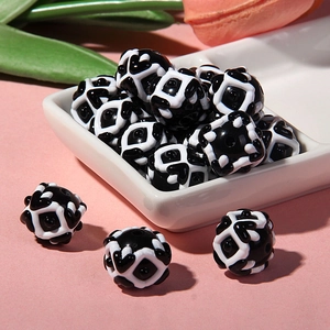 Gros plan de perles à grille creuse noires et blanches pour bijoux DIY et accessoires