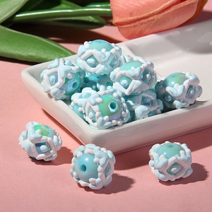 Macro de perles bleu clair nacrées avec motif filet blanc pour la création de bijoux