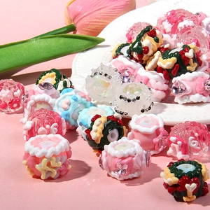 Detail von bunten Harzperlen in Blumenform für DIY-Schmuck und Handyketten