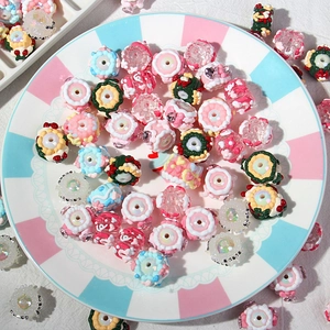 Nahaufnahme von Pastell-Harzperlen in Dessert- und Blumenform für DIY-Handyketten