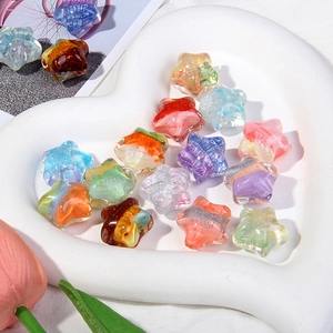 Vista macro de cuentas de vidrio coloridas con forma de estrella para joyas DIY