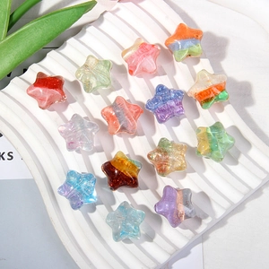 Vista macro de cuentas de estrella degradadas con purpurina para joyería DIY y charms