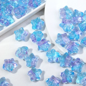 Vista macro de cuentas de estrella con degradado azul y violeta con purpurina fina