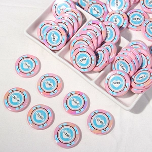 Détails macro de perles jetons de poker en acrylique rose et bleu pour bijoux DIY