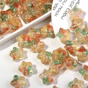 Primer plano de cuentas de estrella con pan de oro y texturas de colores para DIY
