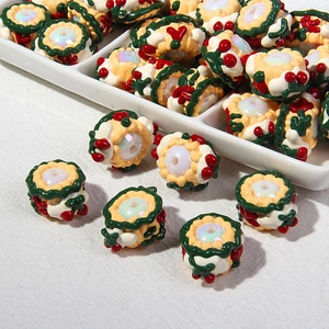 Detail von weihnachtlichen Harzperlen mit Beerendekor für DIY-Schmuckherstellung
