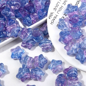 Detalle de cuentas de resina brillantes en forma de estrella para joyería artesanal DIY