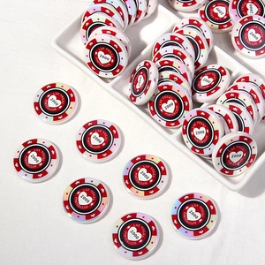 Vue macro de jetons de poker Las Vegas en acrylique avec motifs couronne et cœur