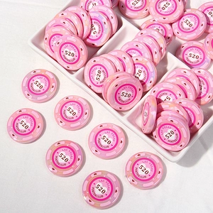 Gros plan de jetons de poker roses en acrylique avec motif Las Vegas 520 pour DIY créatif