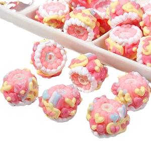 Bunte Harzperlen im Sahnetorten-Design für DIY-Schmuck in einer weißen Schale