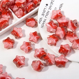 Detalle macro de cuentas con forma de estrella estilo óleo y purpurina rosa