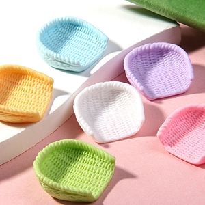 Makro-Detail von Miniatur-Harzkörben in Macaron-Farben mit gewebter Textur für Puppenhaus