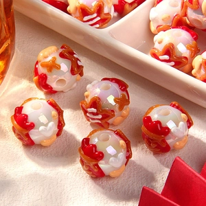 Macro di perline bianche fatte a mano con stelle rosse e arancioni per gioielli DIY