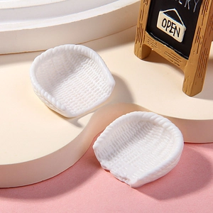 Nahaufnahme weißer Miniatur-Resin-Körbe mit realistischer Textur für Puppenhaus-Sets