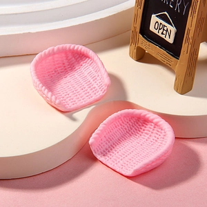 Detailansicht der rosa Miniatur-Geflechtkörbe für Puppenhaus DIY-Dekoration