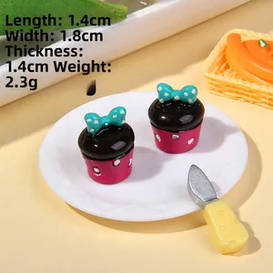 Dettaglio di mini cupcake in resina con dimensioni 1,4x1,8cm su un piccolo piatto