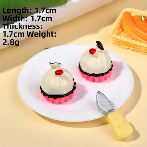 Dettaglio mini cupcake in resina con dimensioni 1,7x1,7cm per decorazioni fai-da-te casa