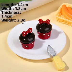 Miniature cupcakes in resina con glassa al cioccolato e fiocchi rossi a pois dettagli