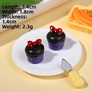 Mini cupcake in resina 3D con fiocco rosso e pois viola completo di dimensioni del prodotto