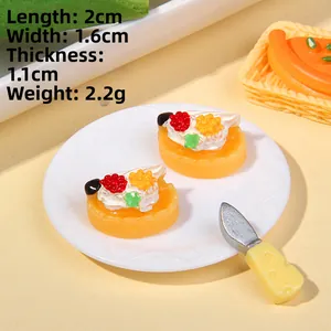 Dettaglio macro di cupcake in resina in miniatura con misura precisa di 2 cm
