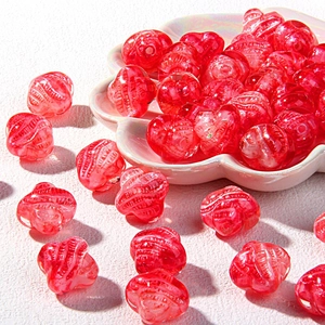 Macro-opname van rode doorschijnende bloemkralen met ribbeltextuur voor DIY-sieraden