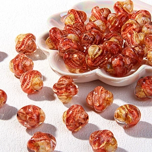 Detail van oranje glazen kralen met goudfolie voor DIY sieraden maken projecten