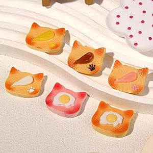 Miniatur-Katzen-Toast aus Harz mit Spiegelei-Details auf weißem Ständer ausgestellt