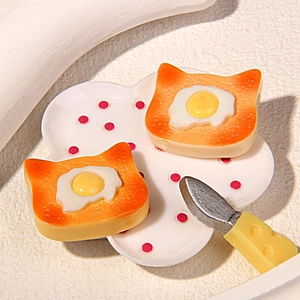 Makro-Detail von Miniatur-Katzen-Toast aus Harz mit Spiegelei für DIY-Bastelarbeiten