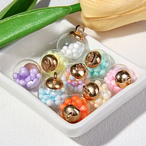 Bunte Glaskugel-Anhänger mit goldenen Metallkappen für DIY-Schmuck und Bastelarbeiten
